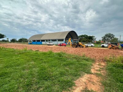 Quadra de Santana do Guaporé recebe melhorias e serviços de revitalização